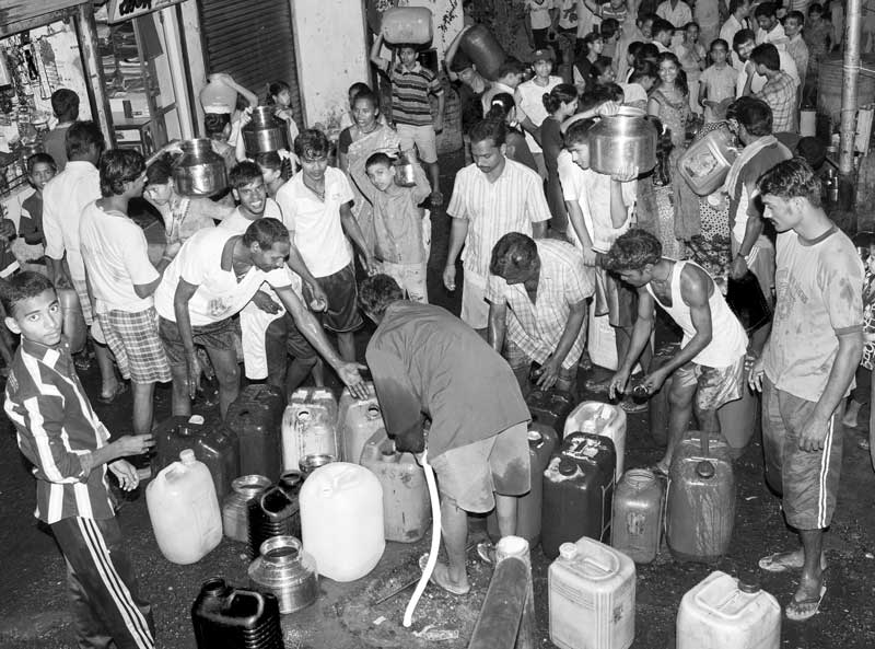 Rush for water at a group connection around 10 o'clock in the night in Mumbai, Maharashtra